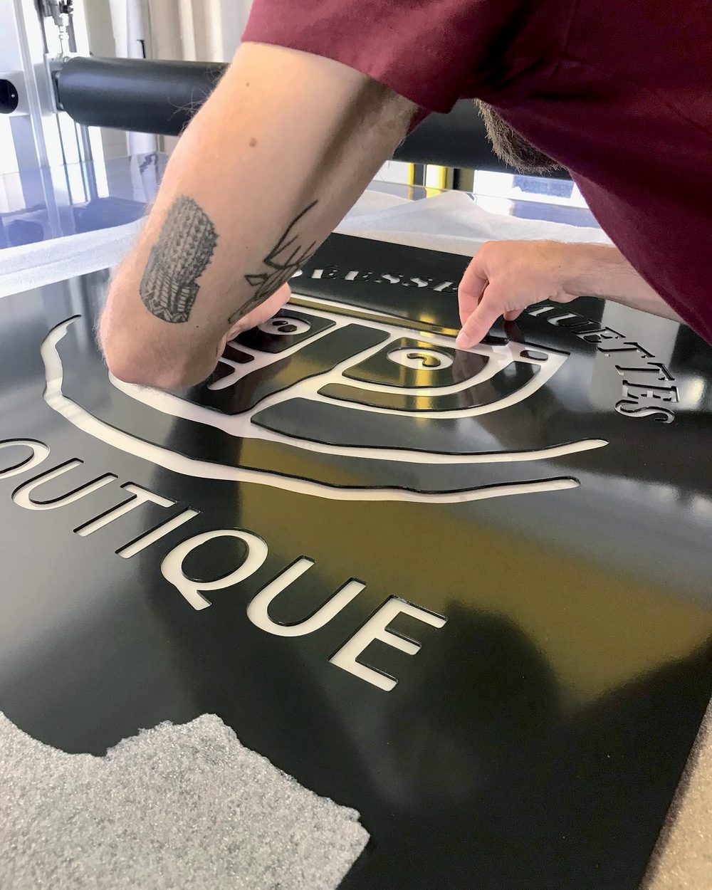 Pose d'un adhésif sur une vitrine - enseigne boutique